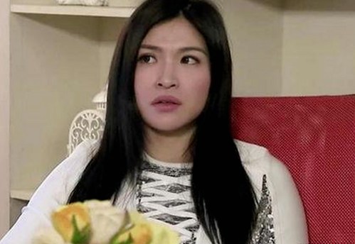 王源片场打篮球展现运动风采，娱乐圈多面生活揭秘